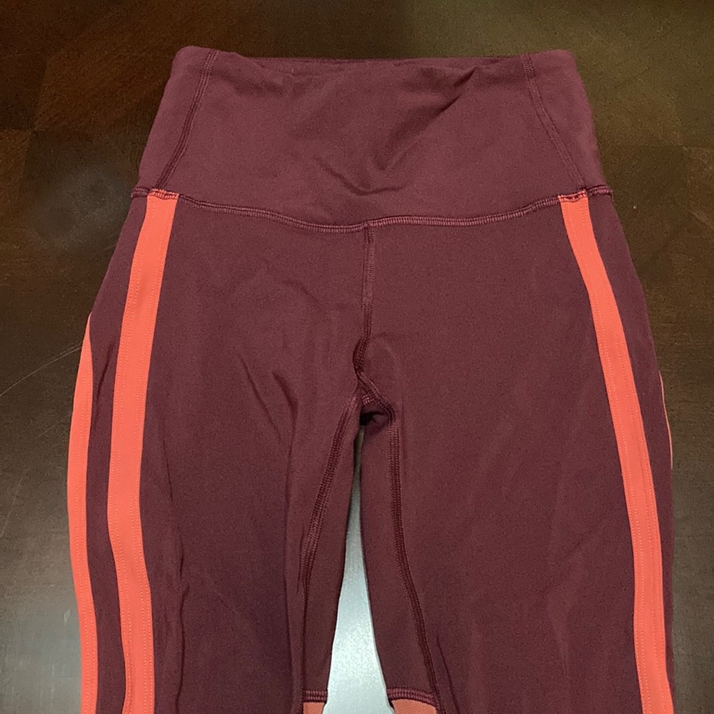 Lululemon Size 2 Leggings with Zippers and mesh.